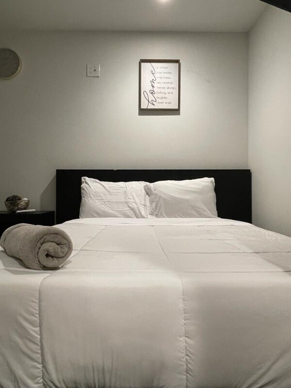 24201 Highlander Rd, Unit FR in Los Angeles, CA - Building Photo - Building Photo