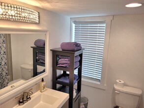 2216 Grand Ave, Unit Daylight basement apt. in Everett, WA - Foto de edificio - Building Photo