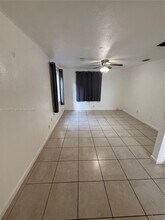 351 E 17th St in Hialeah, FL - Foto de edificio - Building Photo