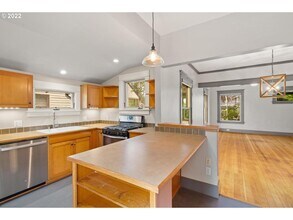 7466 N Burr Ave in Portland, OR - Building Photo - Building Photo