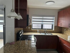 6526 Kendale Lakes Dr in Miami, FL - Building Photo - Building Photo