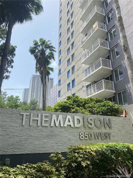 800 N Miami Ave, Unit E505 in Miami, FL - Building Photo