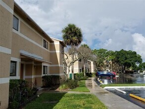 9478 Palm Cir S in Pembroke Pines, FL - Building Photo - Building Photo