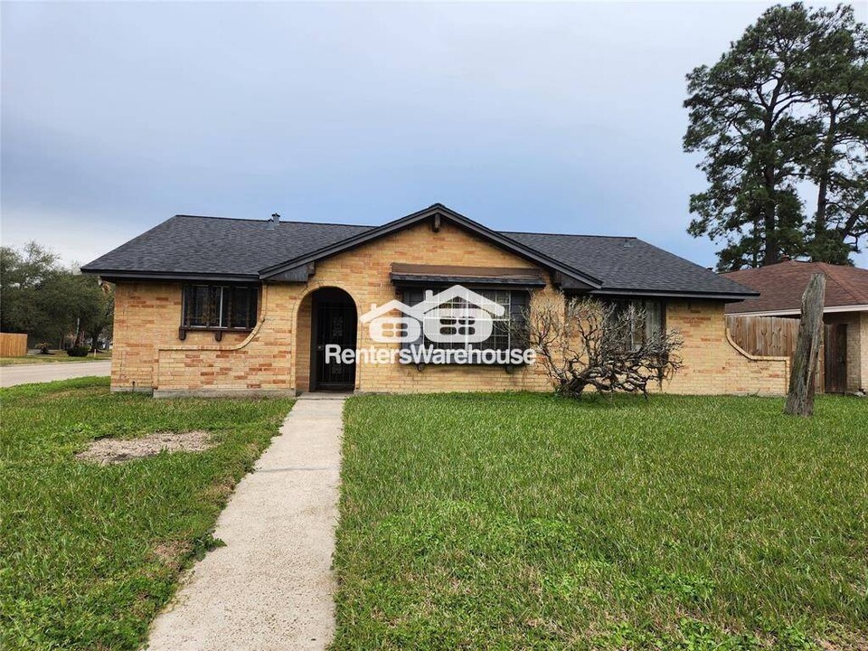 9750 Hillis St in Houston, TX - Foto de edificio