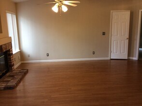 1880 Whispering Oaks Dr in Yuba City, CA - Building Photo - Building Photo