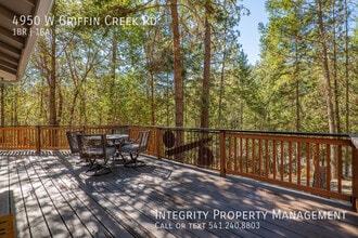 4950 W Griffin Creek Rd in Medford, OR - Building Photo - Building Photo