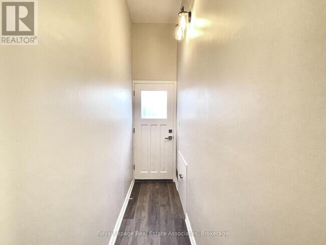 2081 Snow Crescent in Mississauga, ON - Building Photo - Building Photo