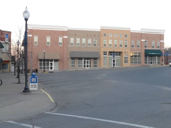 Phoenix on the Square in Paoli, IN - Foto de edificio - Building Photo