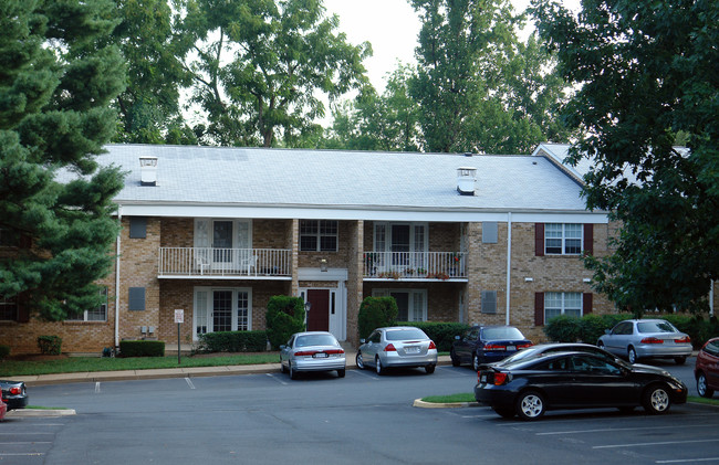 1130 S Washington St in Falls Church, VA - Building Photo - Building Photo