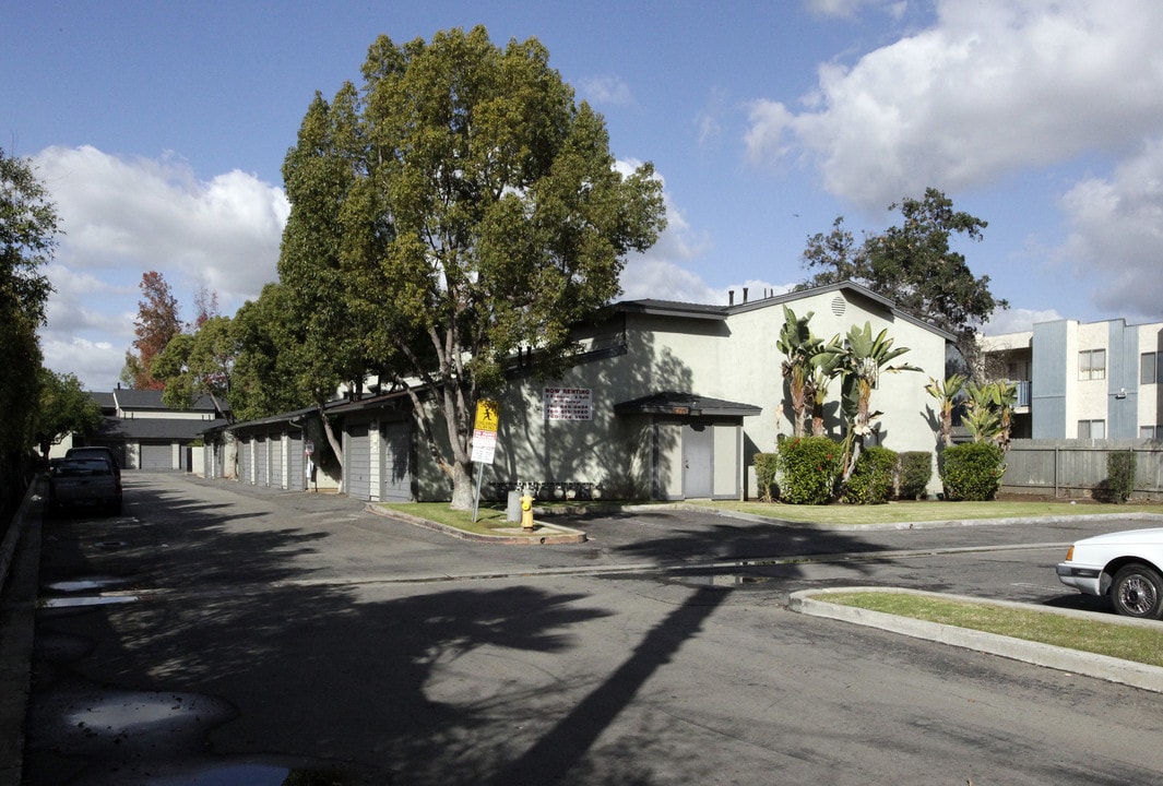 Vermont Place in Escondido, CA - Building Photo