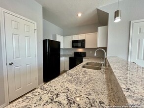 6922 Crestway Rd, Unit 4 in San Antonio, TX - Foto de edificio - Building Photo