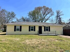 14001 Sandhurst Dr SW in Huntsville, AL - Building Photo