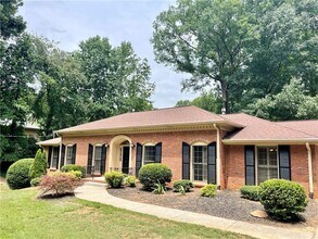 880 Richmond Hill Dr in Marietta, GA - Building Photo - Building Photo