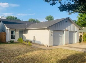11439 Ptarmigan Dr, Unit A in Austin, TX - Building Photo