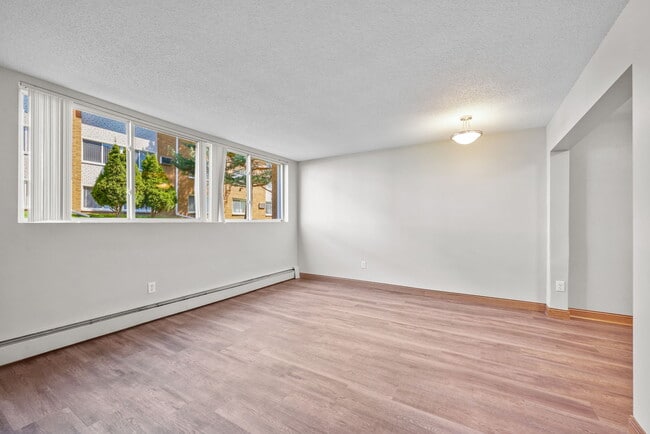 Lyndale Garden in Richfield, MN - Foto de edificio - Building Photo