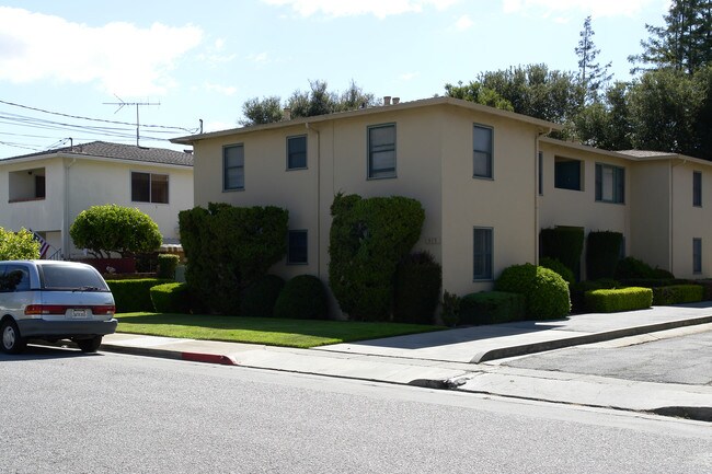 915 Oak Ln in Menlo Park, CA - Foto de edificio - Building Photo