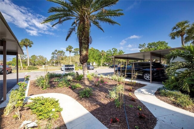 696 Bird Bay Dr W in Venice, FL - Foto de edificio - Building Photo