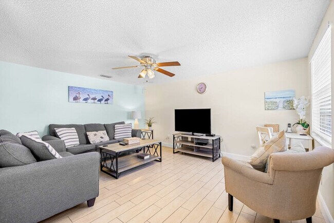 208 Peacock Ln