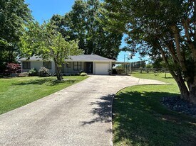 5252 Hiram Lithia Springs Rd SW in Powder Springs, GA - Building Photo
