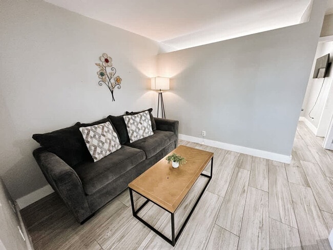 50 Davie Blvd, Unit SI FL2-ID1504030P in Fort Lauderdale, FL - Building Photo - Building Photo