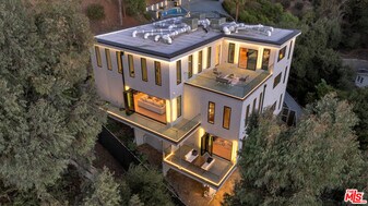 7966 Mulholland Dr in Los Angeles, CA - Building Photo