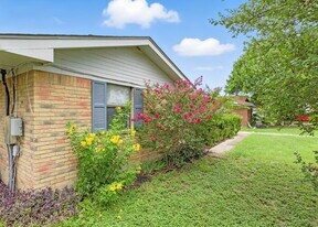 600 N Cunningham St in Marion, TX - Building Photo