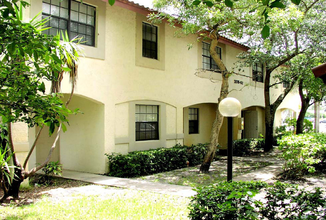 Country Park Apartments in Coral Springs, FL - Building Photo