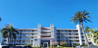 5901 Bahia Del Mar Cir N in St. Petersburg, FL - Building Photo
