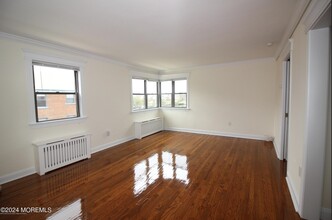 304 Deal Lake Dr in Asbury Park, NJ - Foto de edificio - Building Photo