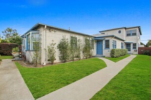 Courtyard building on Ocean Park in Santa Monica, CA - Building Photo