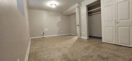 2308 N Meade Ave, Unit Basement in Chicago, IL - Foto de edificio - Building Photo