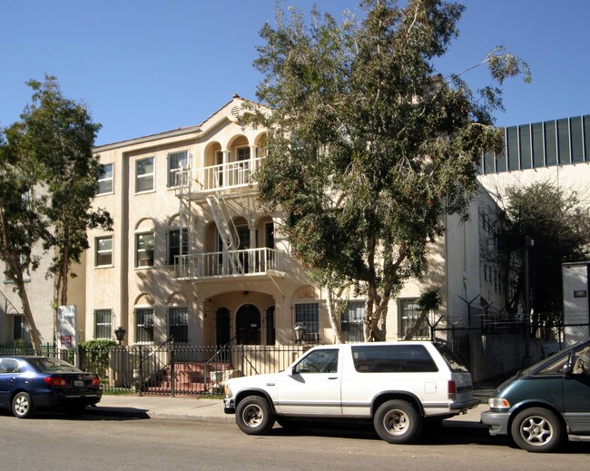 727 S Coronado St in Los Angeles, CA - Foto de edificio - Building Photo