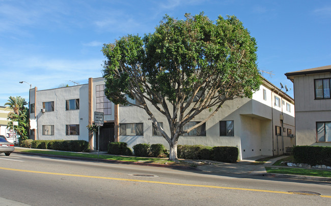 1106 S Fairfax Ave in Los Angeles, CA - Foto de edificio - Building Photo