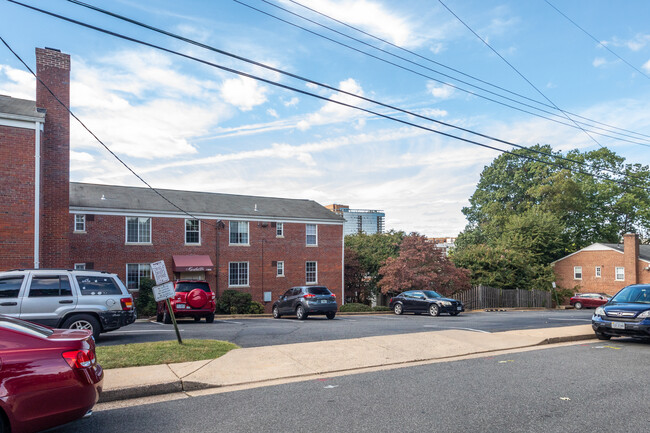 1300-1305 N Pierce St in Arlington, VA - Building Photo - Building Photo