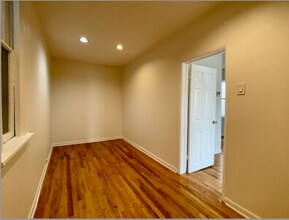 2221 N Hoyne Ave, Unit 2 in Chicago, IL - Foto de edificio - Building Photo