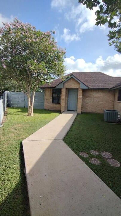 14 Zacatecas Ct in Brownsville, TX - Building Photo