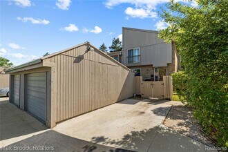 704 Oakbrook Ridge Dr in Rochester Hills, MI - Building Photo - Building Photo