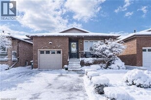 18 Charing Dr in Hamilton, ON - Building Photo