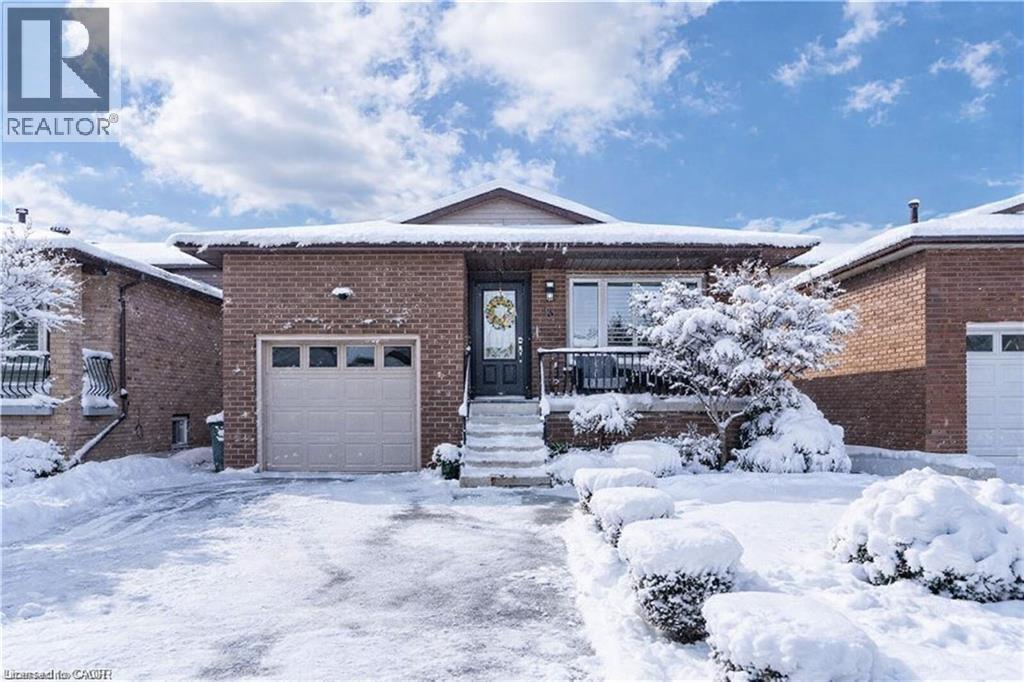 18 Charing Dr in Hamilton, ON - Building Photo