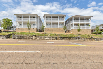 2005 McCallie Ave in Chattanooga, TN - Foto de edificio - Building Photo