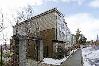 The Village Apartments in Sisters, OR - Foto de edificio - Building Photo