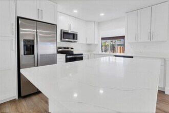 7841 NW 46th St in Lauderhill, FL - Foto de edificio - Building Photo