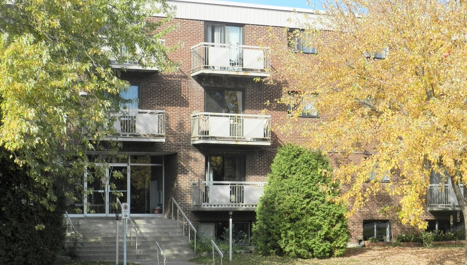 Les Appartements des Escores in Laval, QC - Building Photo