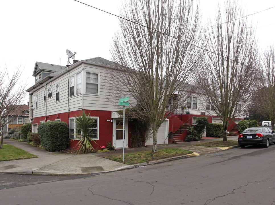 1901-1919 NE Davis St in Portland, OR - Building Photo