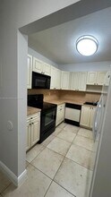 6960 Miami Gardens Dr in Hialeah, FL - Building Photo - Building Photo