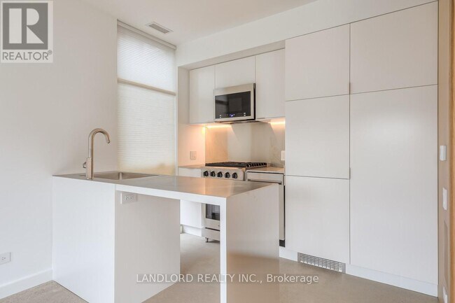 429 Brock Ave in Toronto, ON - Building Photo - Building Photo