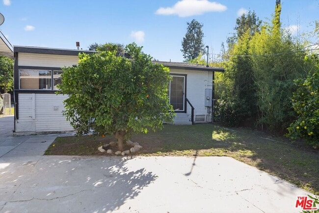 11029 Sarah St in Los Angeles, CA - Building Photo - Building Photo