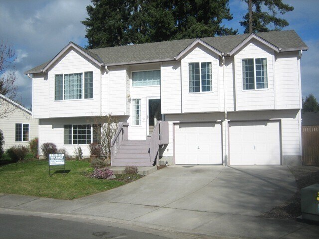 property at 4978 Restmore Ct N