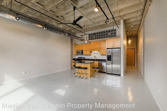 1331 S Flores St-Unit -Unit #207 in San Antonio, TX - Building Photo - Building Photo