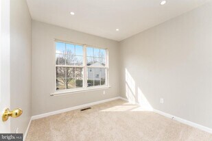 4869 Benecia Ln in Montclair, VA - Building Photo